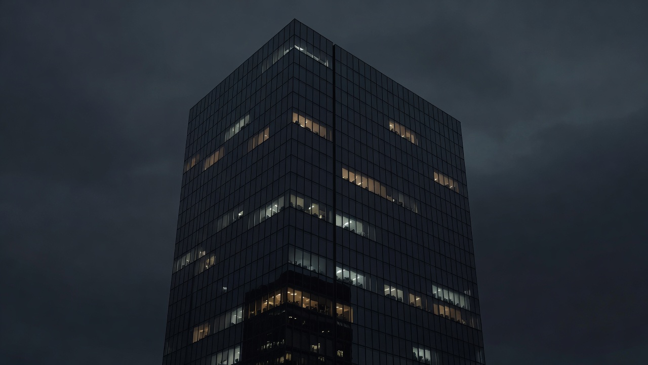 Torre de vidro corporativa à noite, com poucas janelas acesas — o banco conservador entrando na era da inteligência artificial.
